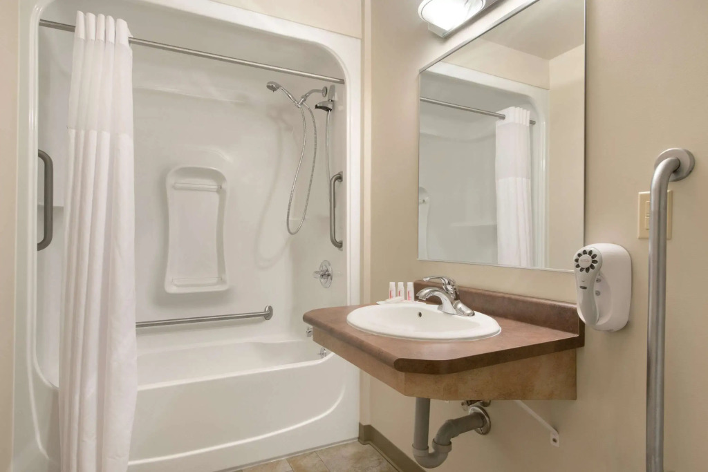 Days Inn & Suites by Wyndham Thunder Bay
