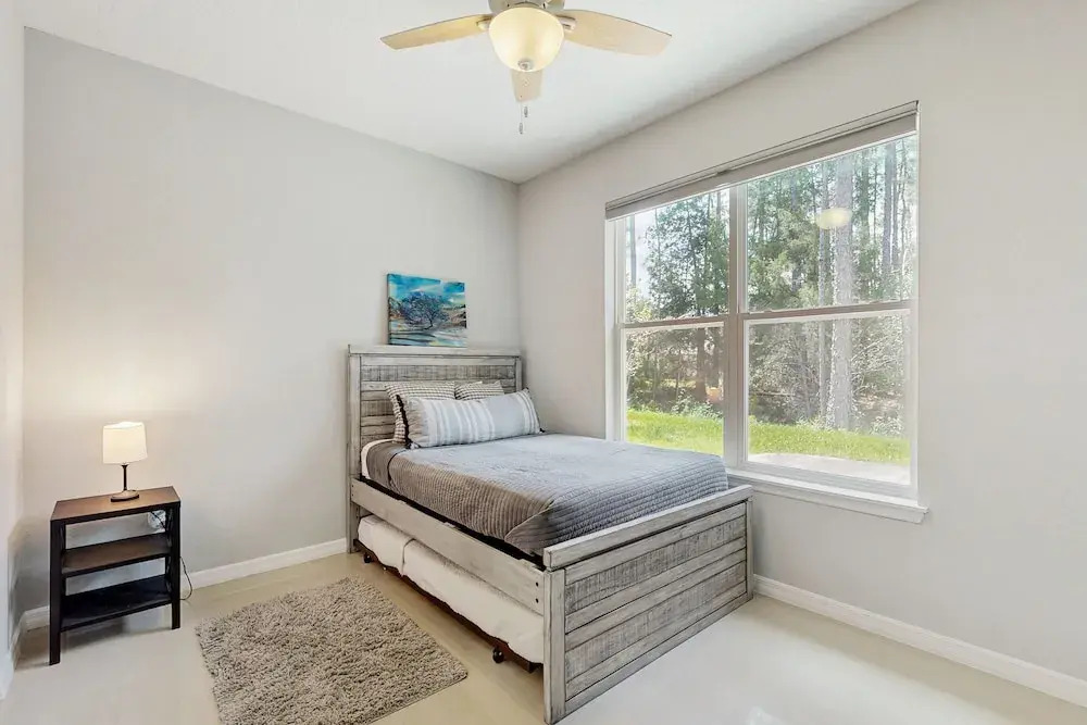 Spacious House With Private Covered Patio, Work Station, Full Kitchen and Grill