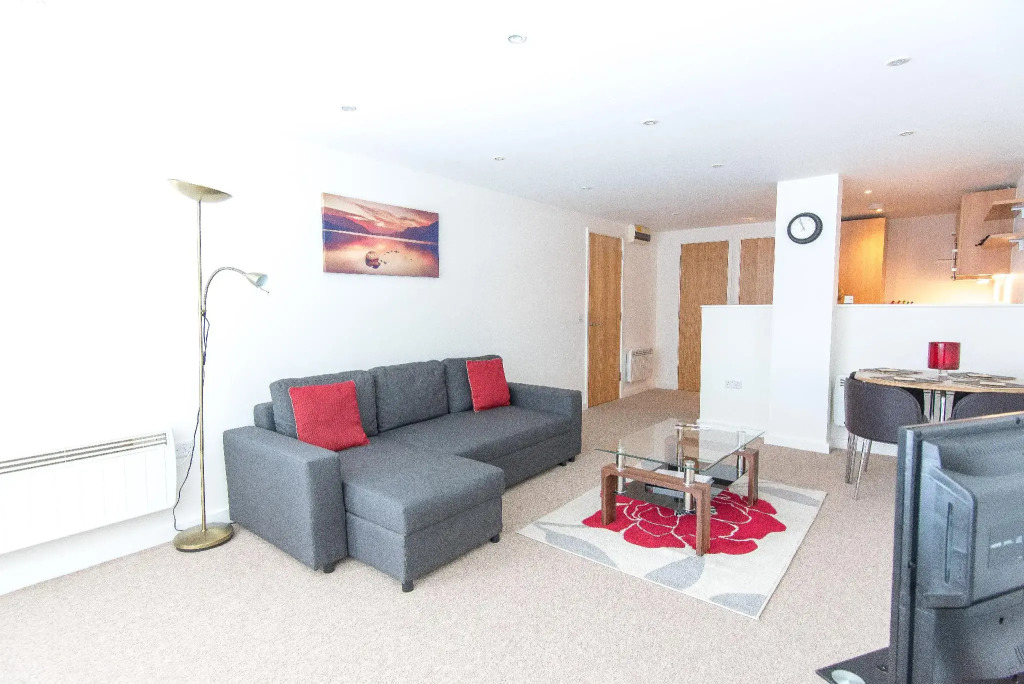 Comfortable Swindon Town Centre Apartments, FREE Parking, sleeps up to 8