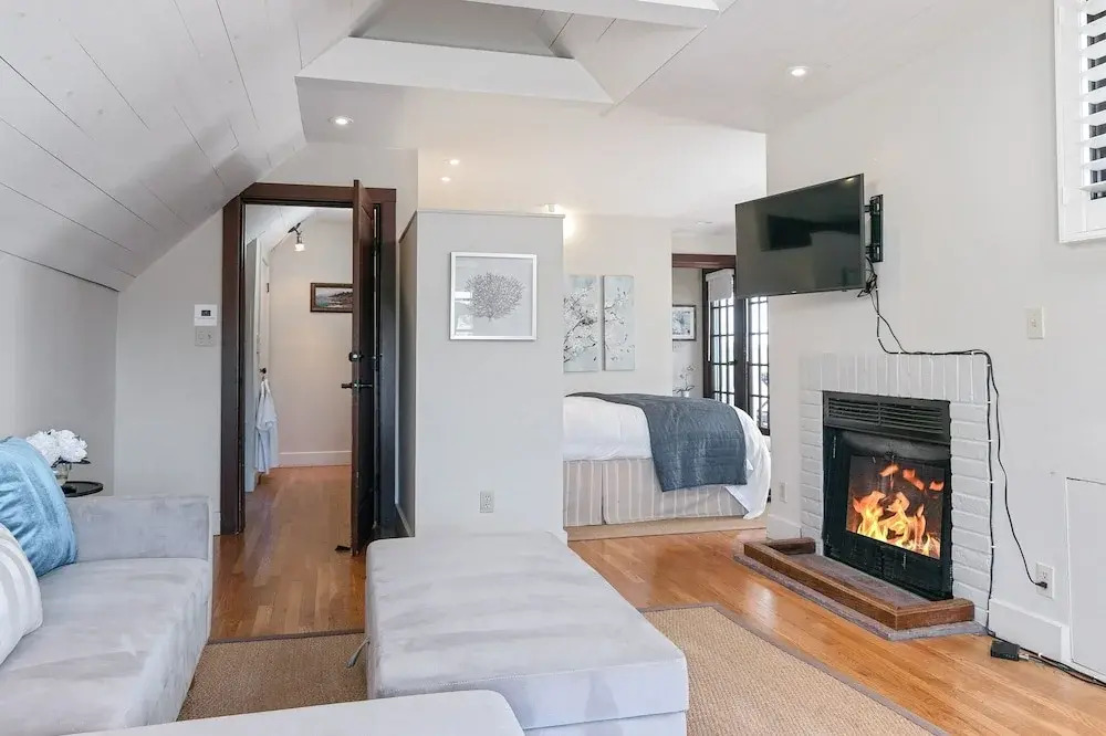 New Listing! The Penthouse Suite At De La Vina Inn Studio Bedroom Hotel Room
