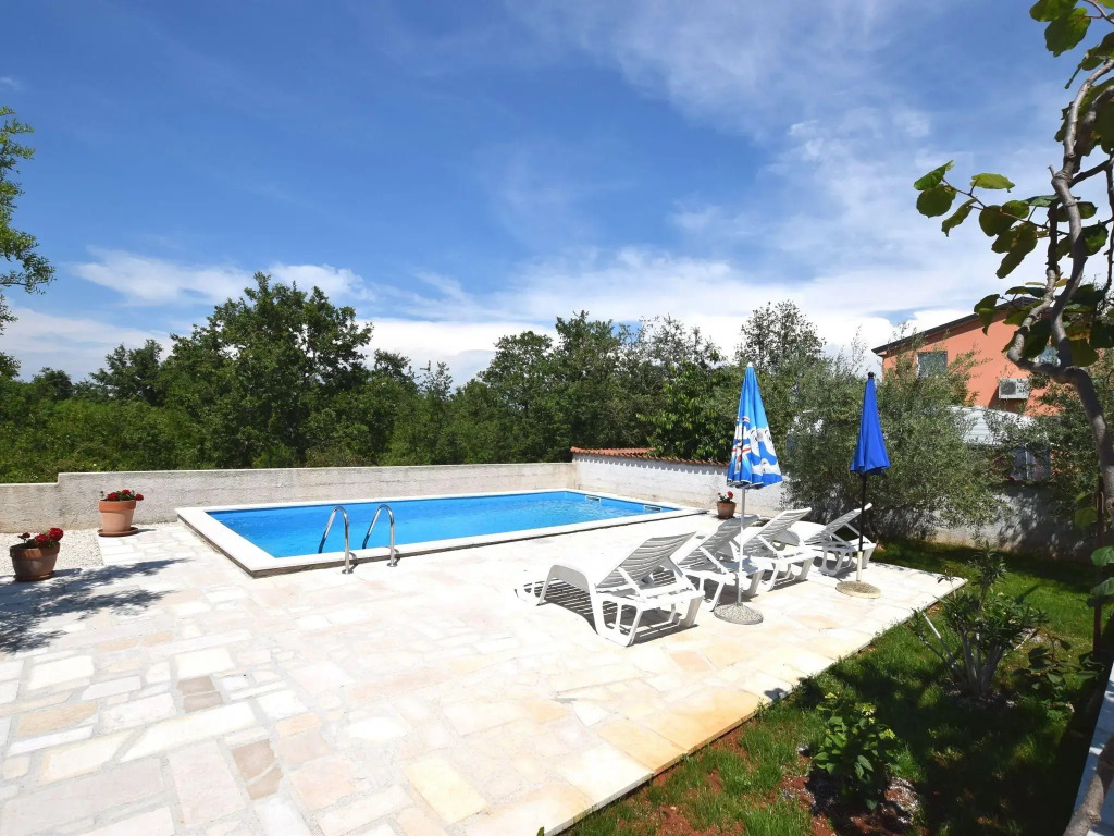 Lovable Apartment, Pool With Deckchairs, Fenced Garden With Grill, Wifi and Airco