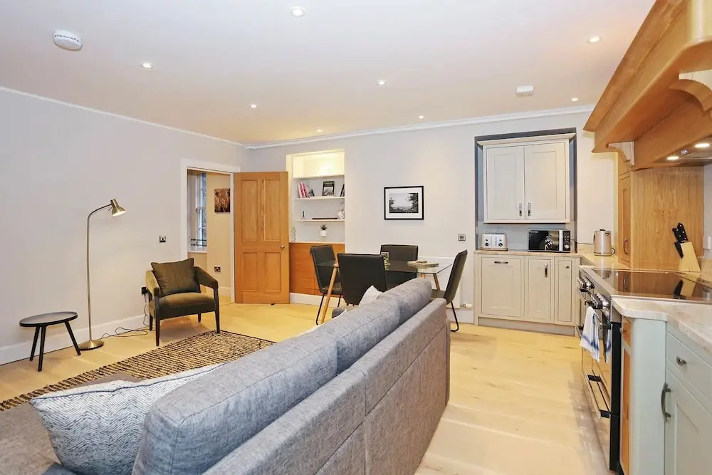 JOIVY Newly Refurbished Apartment on the Historic Royal Mile
