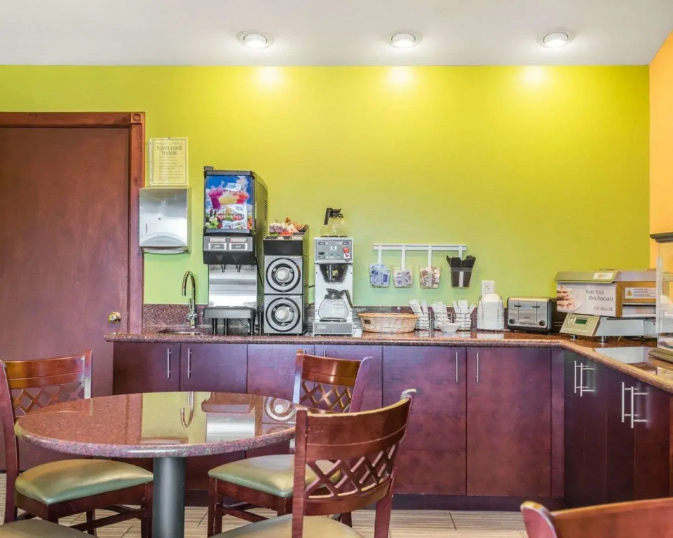 Econo Lodge Inn & Suites Eau Claire South