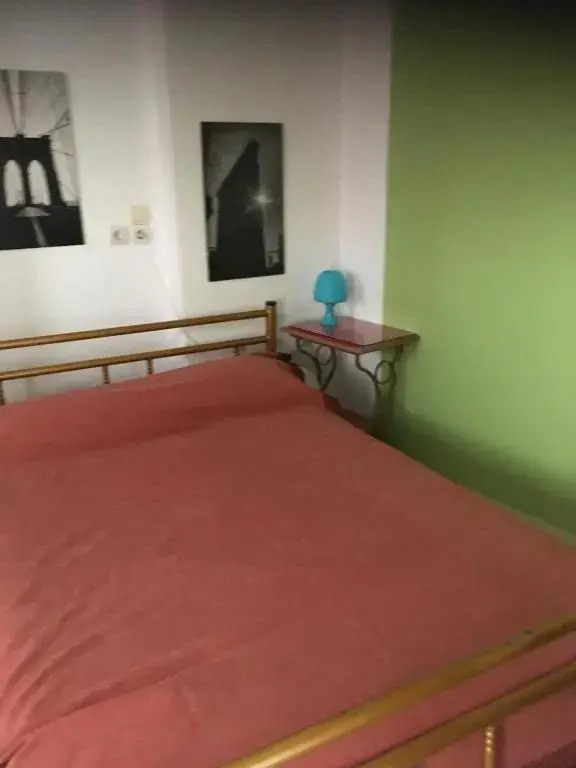 Marias 2 Studios Apartments Flats to Let -heart city ,50m harbor Chantzara