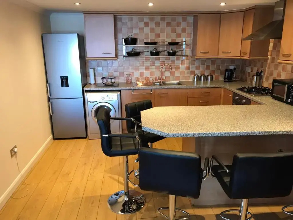 3-bed Apartment - Sleeps 6 - Parking, Wifi, Pets