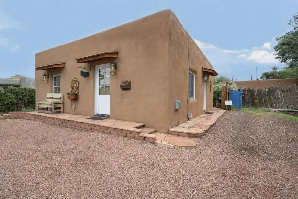 2 Bedroom - In Railyard, 10 Min. Walk to Plaza - Desert Breeze