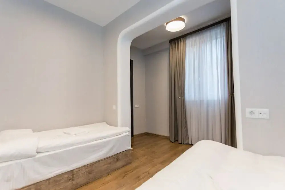 Falcon Apartments - 300 Aragveli
