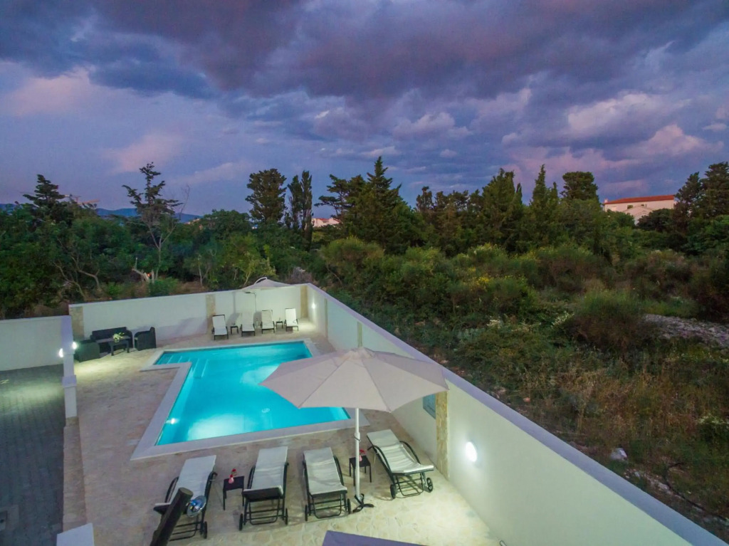 Villa Star 1 luxury apartment with a pool