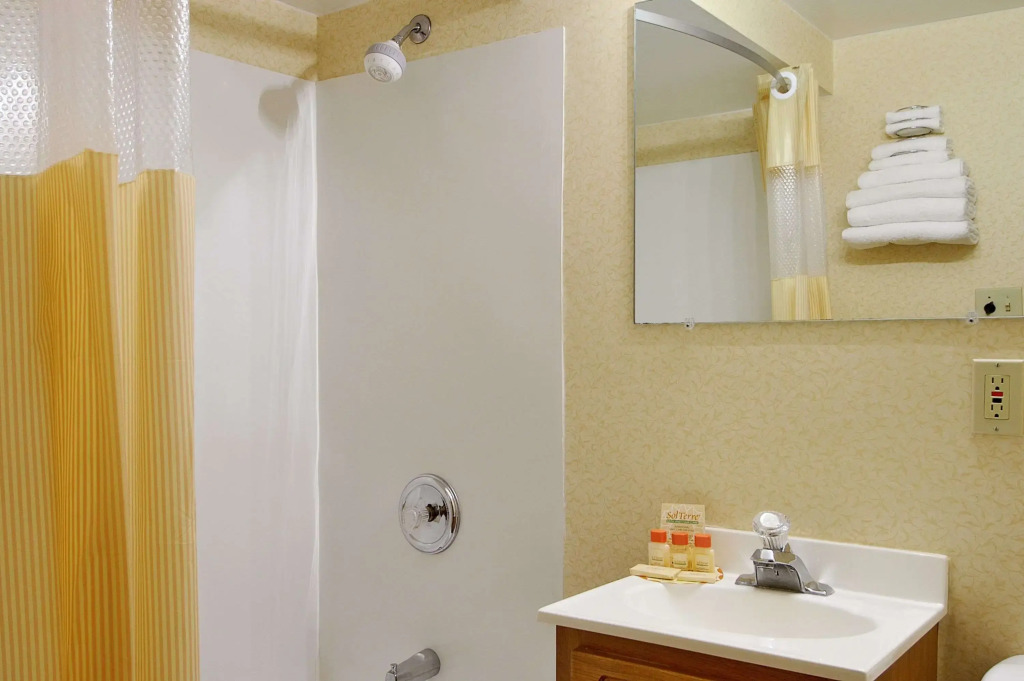 Days Inn by Wyndham Cleveland Lakewood