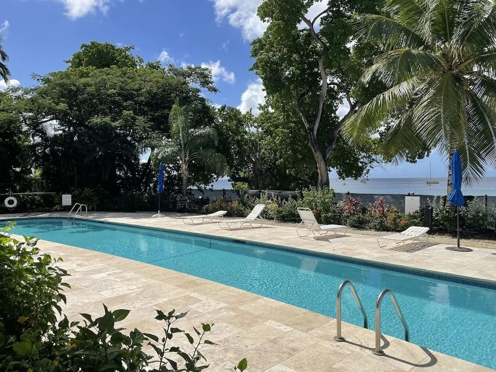 Beachfront luxury modern 2-bed apt with pool by BSL Rentals