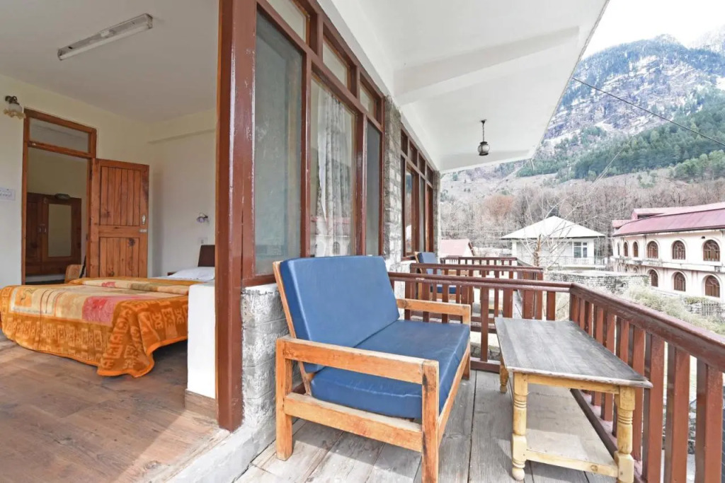 Tourist Hotel 10 minutes walking distance from the mall