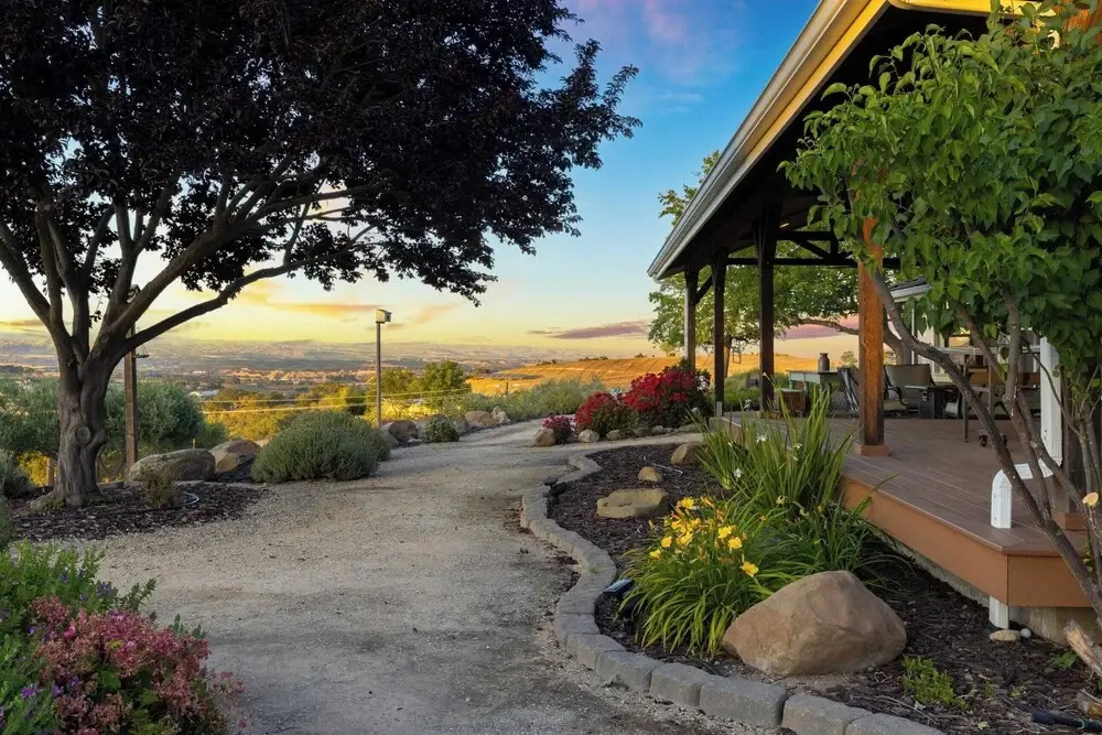 4.5 Acre Secluded Ranch w/ Panoramic Views Fire Pit Olive Ranch by Avantstay
