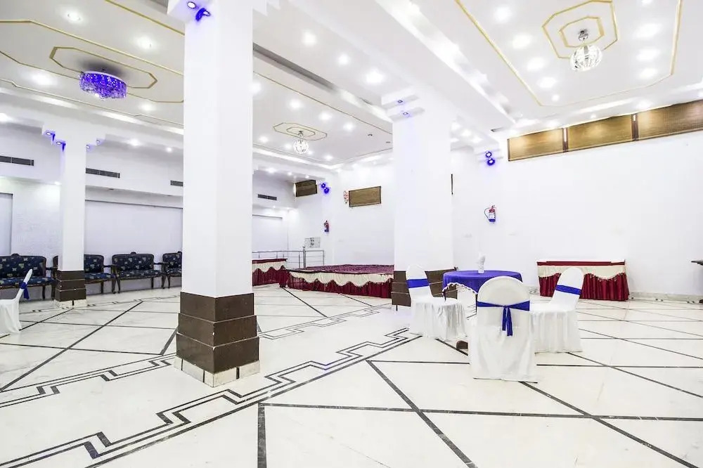 FabHotel Mayfair Inn