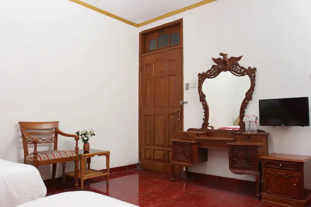 OYO 392 Hotel Mawar Saron