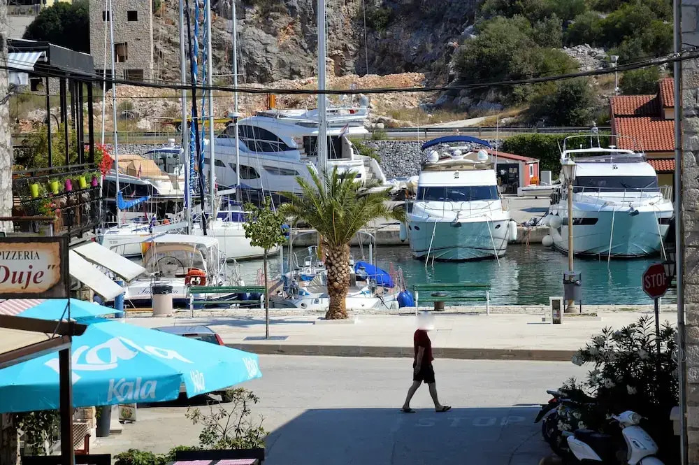 Sea-view Apartment - Sleeps 4, Parking & Balcony
