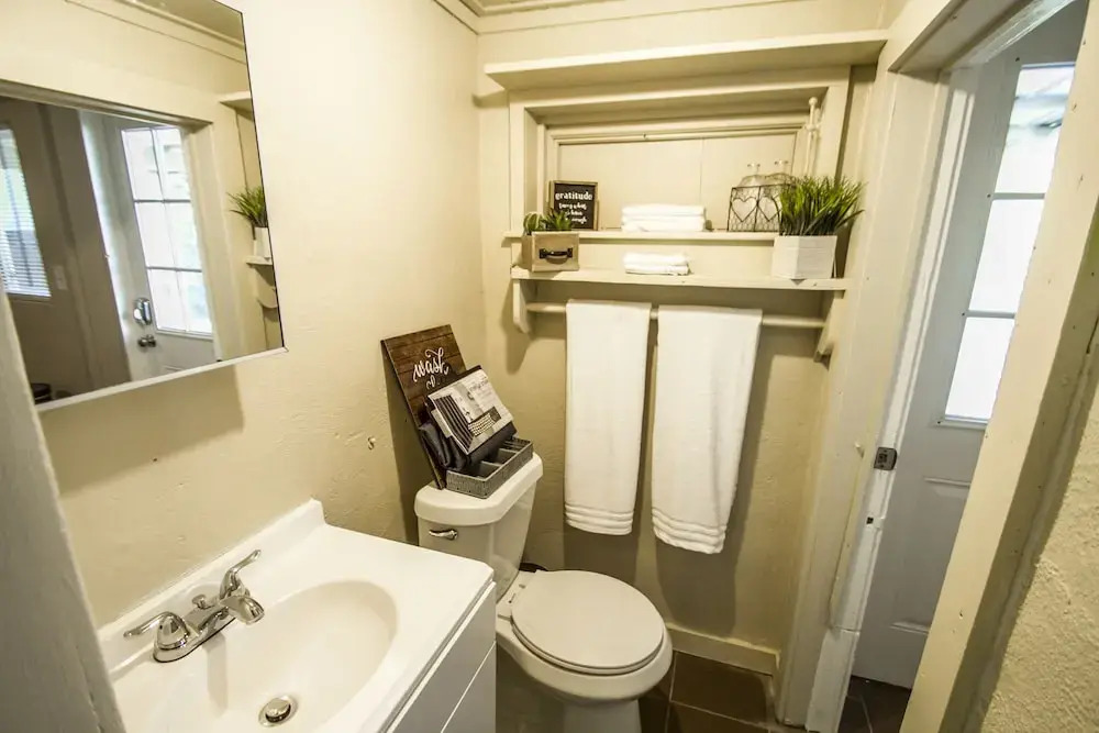 Hays #B Near Downtown Guest Studio
