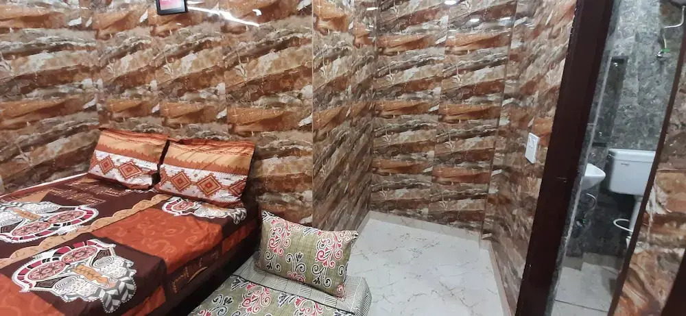 Luxury Flat in Foreigner Areof Lajpat Nagar With Fully Equipped Kitch