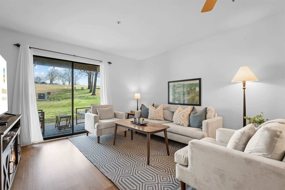 Royal Ridge Modern Condo for 4
