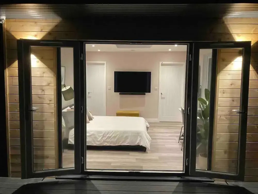 Contemporary Guest House With Outside Barrel Sauna