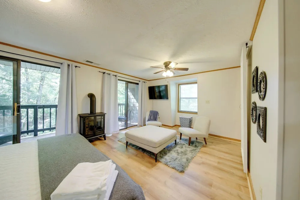 Pet-friendly Ellijay Cabin in the Woods on 1 Acre!