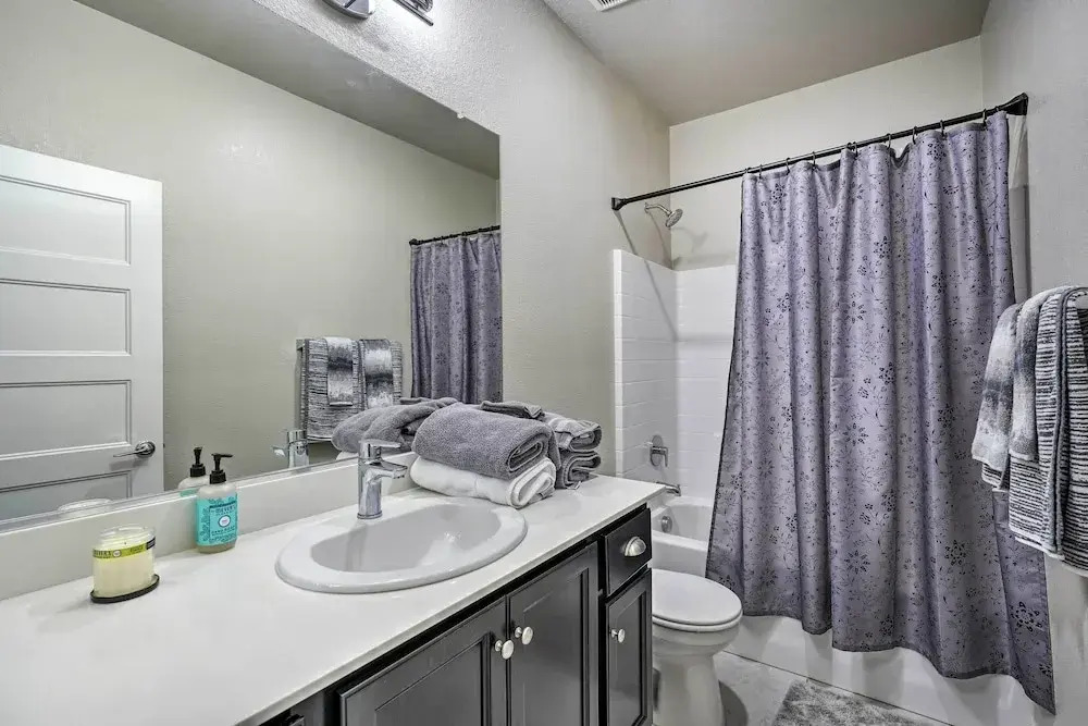 Pet-friendly Elk Grove Retreat w/ Balcony!