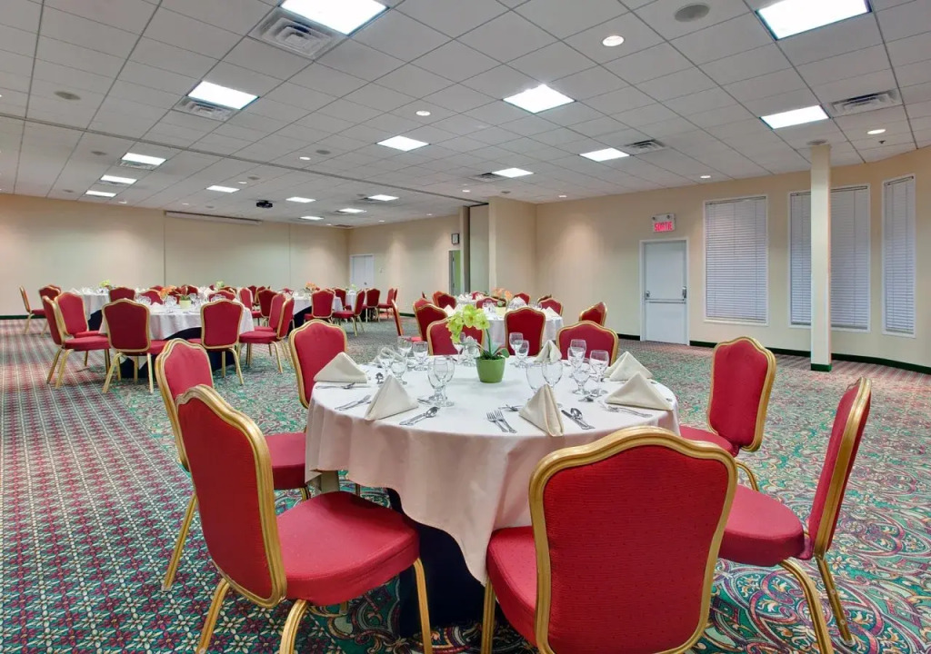 Holiday Inn Montreal Longueuil by IHG