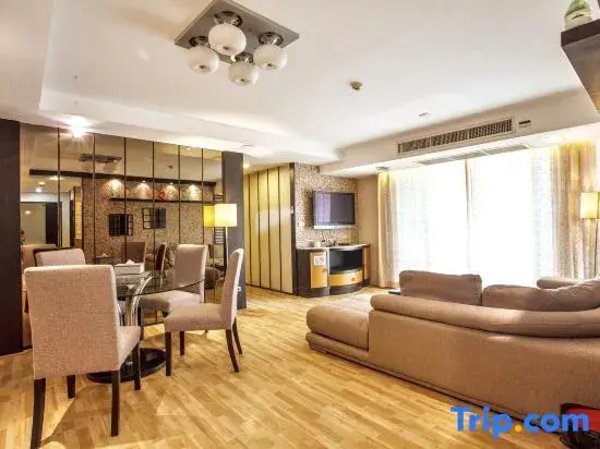 2A - Luxurious 2-Bedroom Condo in Central Bangkok with Gym and Swimming Pool