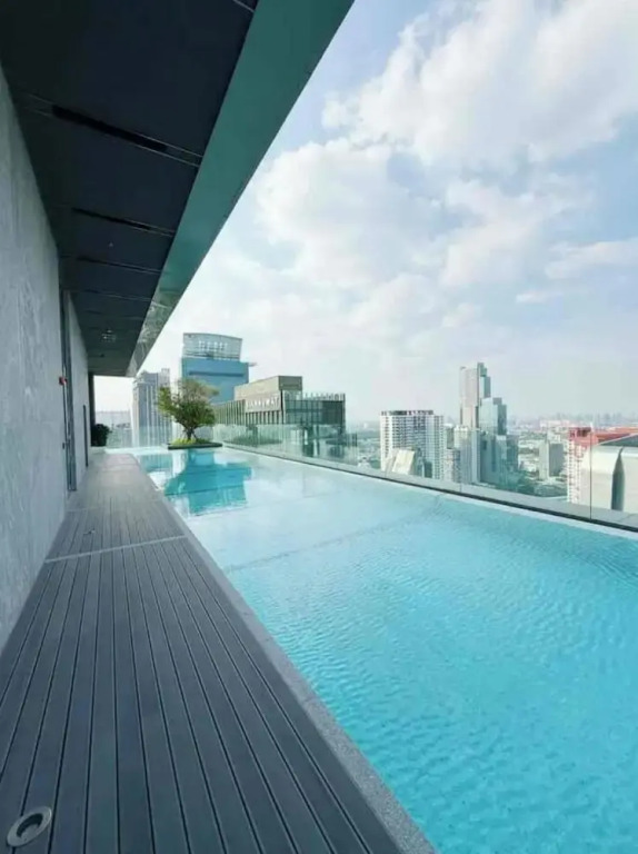 Luxury 1 Bedroom l BTS 2 Mins l Pool and Gym