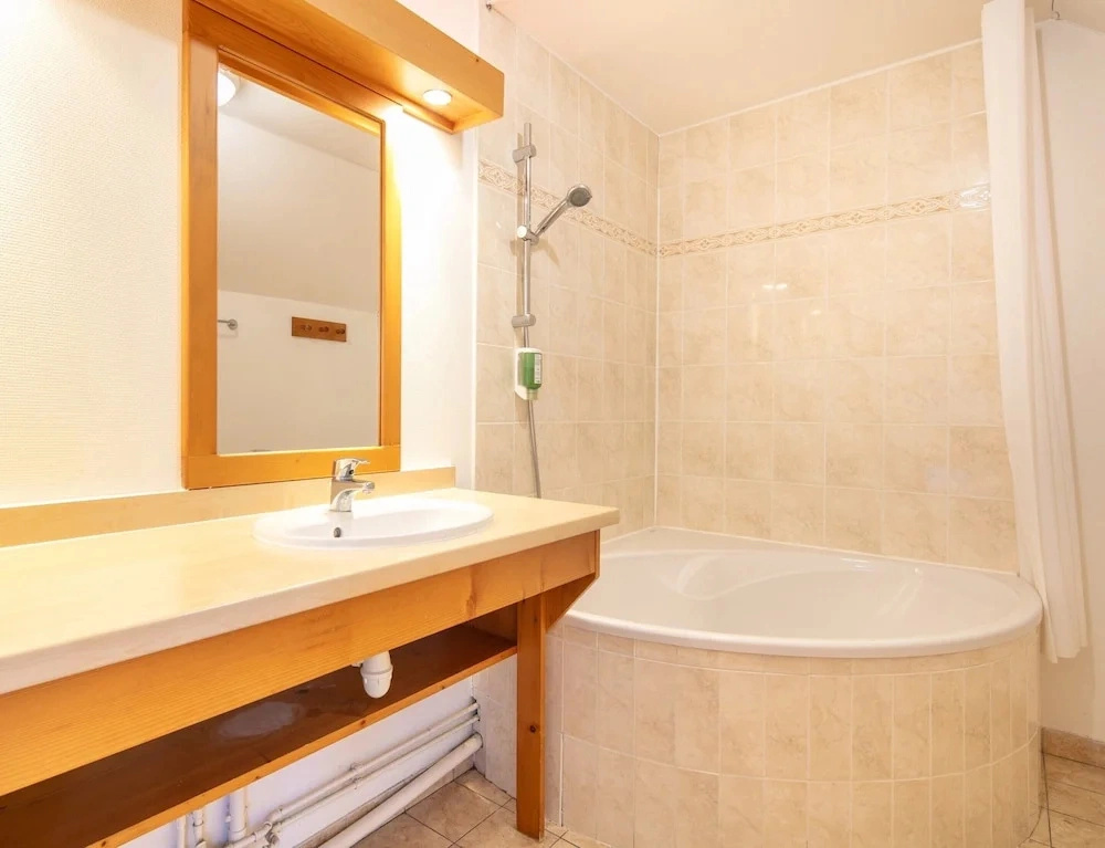 Large 8-person Apartment in Giez