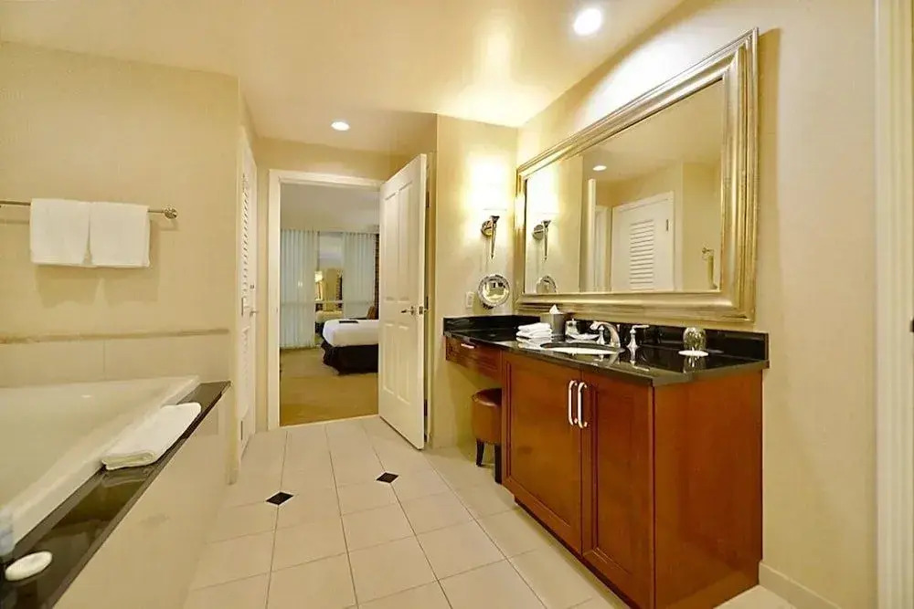 MGM Signature Deluxe Balcony Strip View Suite