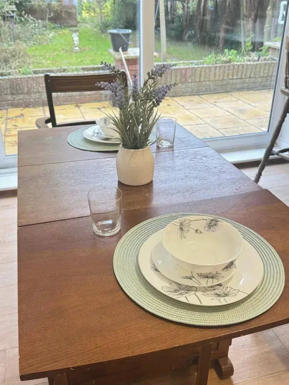 Charming Luton Home for Families & Business Stays