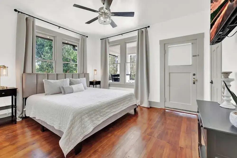 Brand New Private Pool and Hot-tub Near Main!