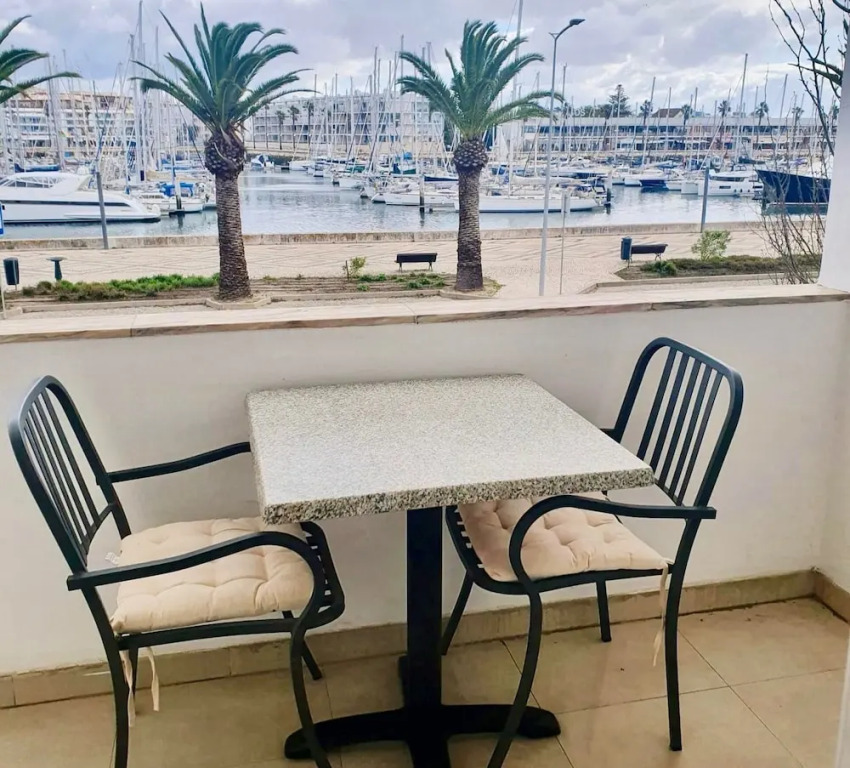 Lagos Marina View apt on Main Avenue Near Beaches