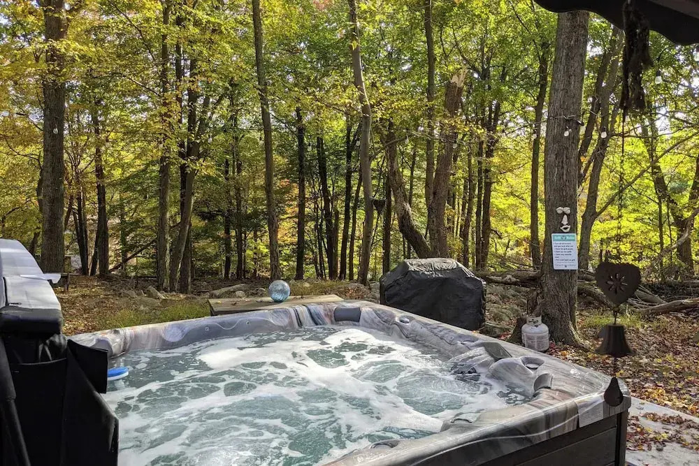 Harmony Cottage by Avantstay Lake Access, Hot Tub, Fire Pit, & Game Room