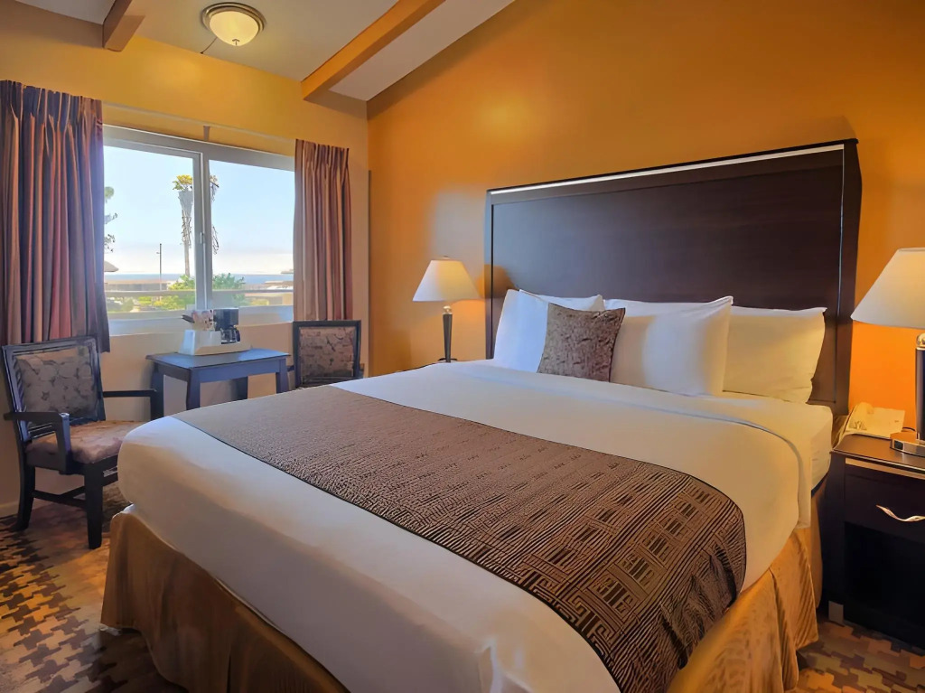 Silver Surf Motel