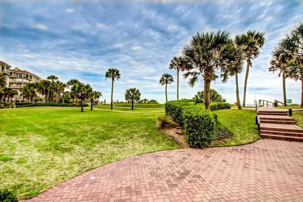 Beachfront Condo With Beach Access, Balcony, AC, Pool & Tennis