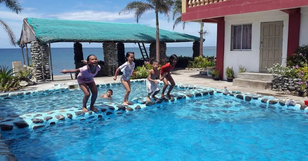 RedDoorz @ White Castle Beach Resort Iba Zambales - Vaccinated Staff