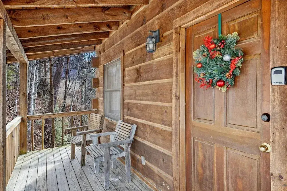 Pappy's Peak 2 Bedroom Cabin by RedAwning