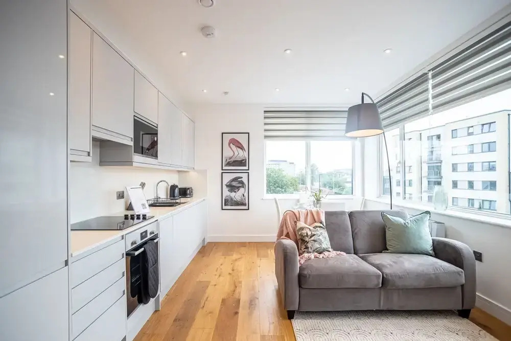Deluxe & Chic 1 & 2 Bed Apts near Heathrow, Legoland, & Windsor Slough