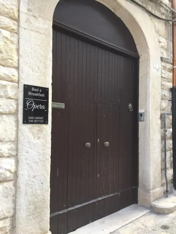 Bed & Breakfast Opera
