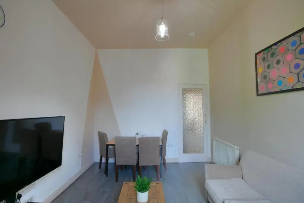 Spacious 3-Bed Apartment for Small Large Groups Close to BBC SSE Central Glasgow West End Free Parking