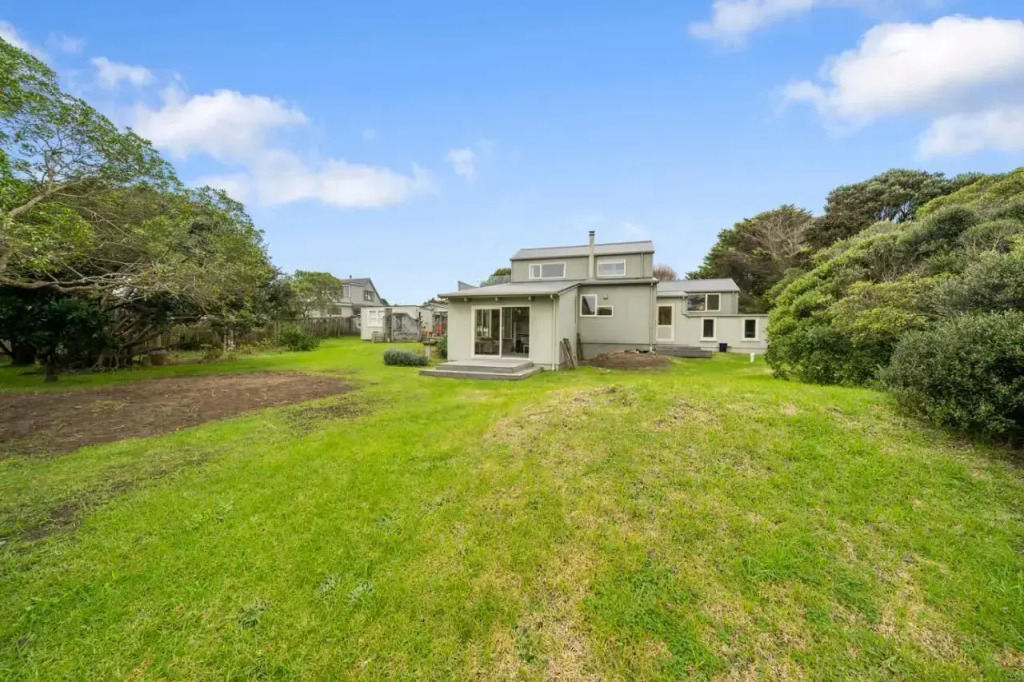 Stroll to the Sea - Te Horo Beach Holiday House