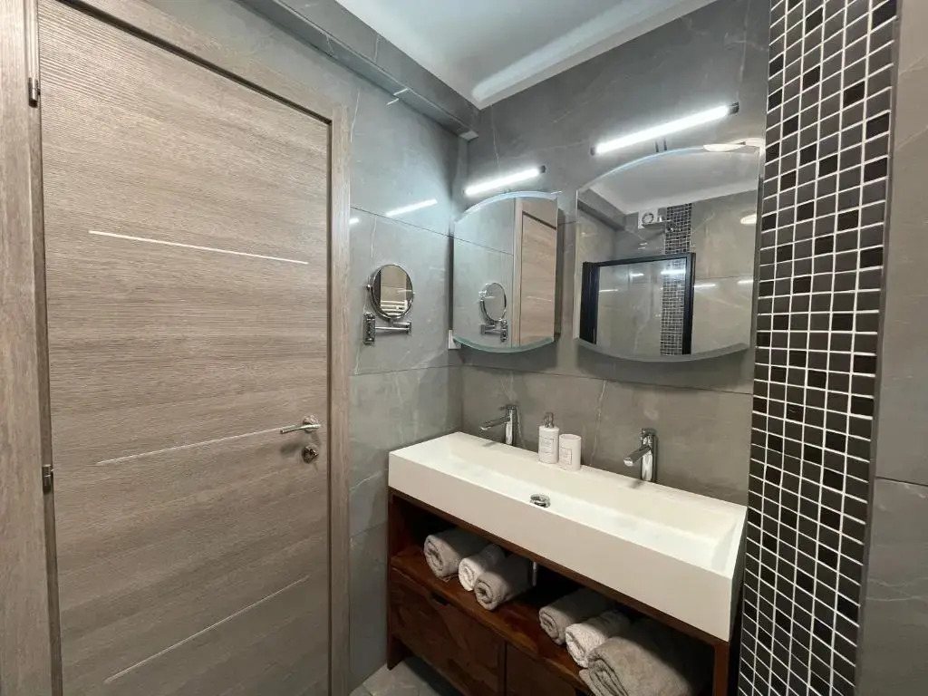 Charming AC 2-bedroom apartment Antibes city center family, couples friendly