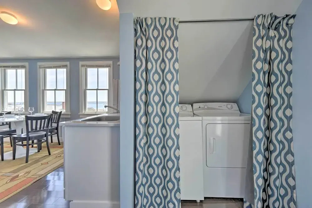 Couples Retreat! Penthouse Near Commercial Street