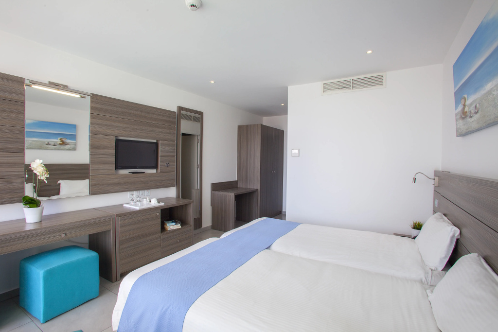 Limanaki Beach Hotel & Suites