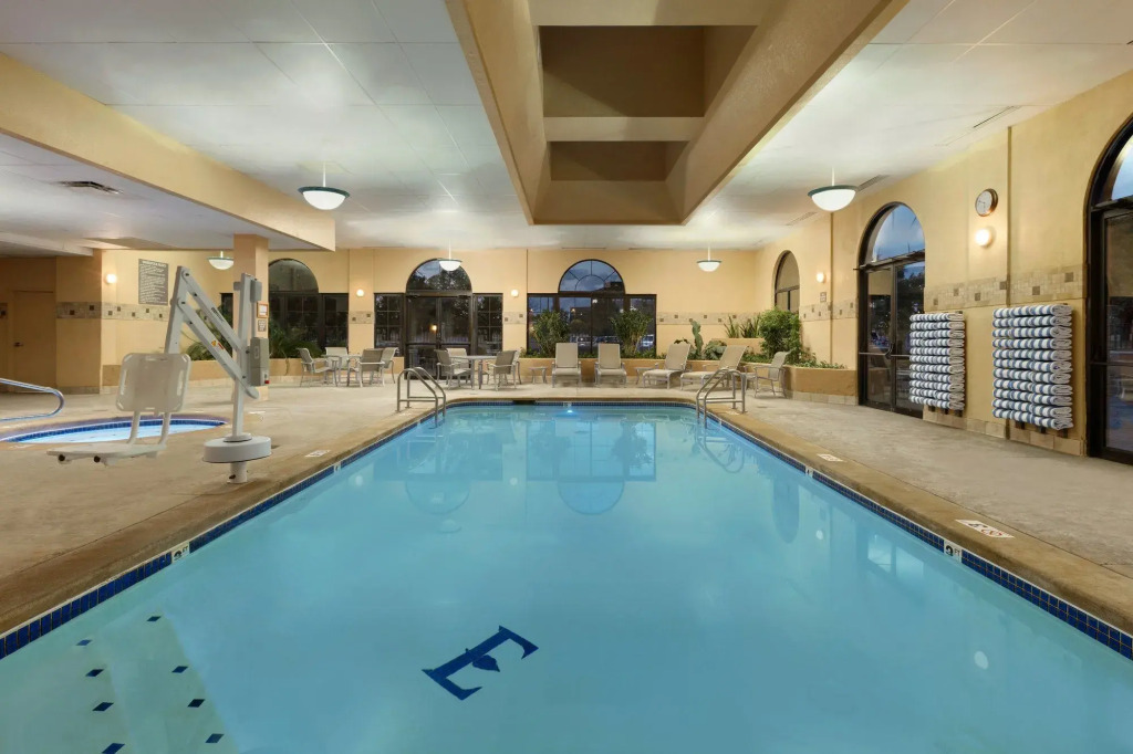 Embassy Suites by Hilton Kansas City International Airport