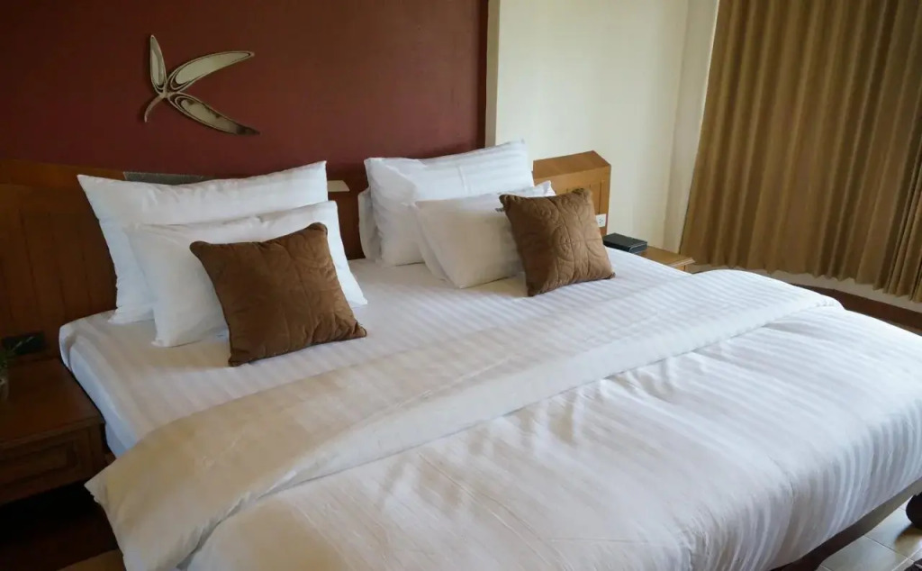 Country Lake View Hotel