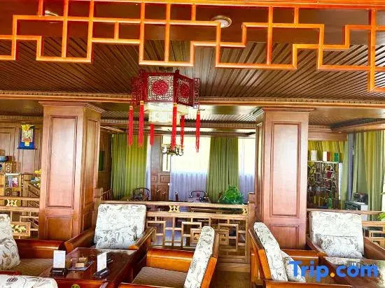 Roger Gejiuqu Le Xuanbao Viewing Mountain Villa