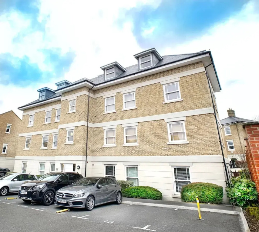 Trinity Court - Central Windsor modern 1 bed flat, with gated parking.