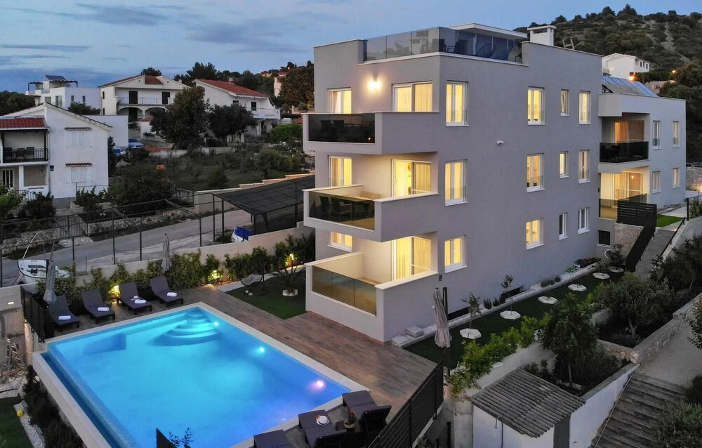 Ten-Bedroom Holiday Home In Razanj